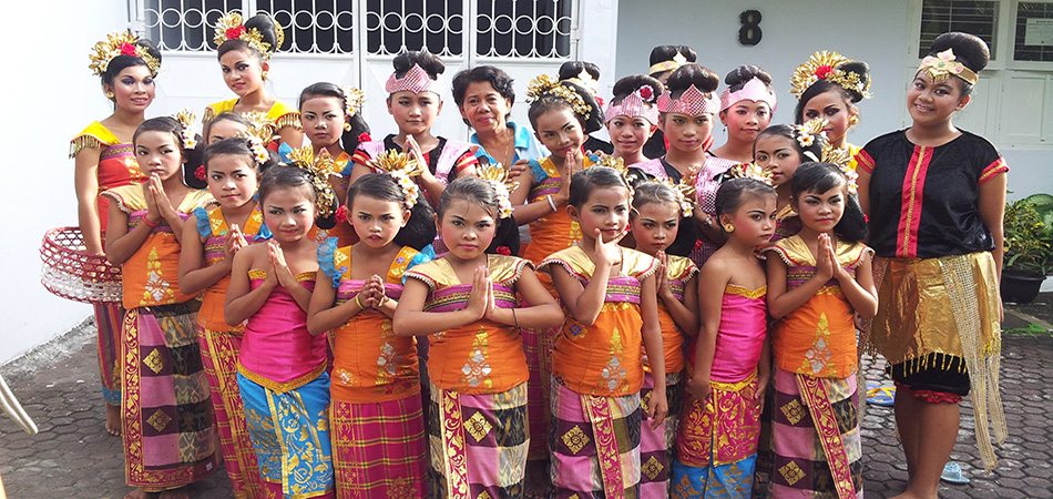 "Acara menari di Denpasar Festival"